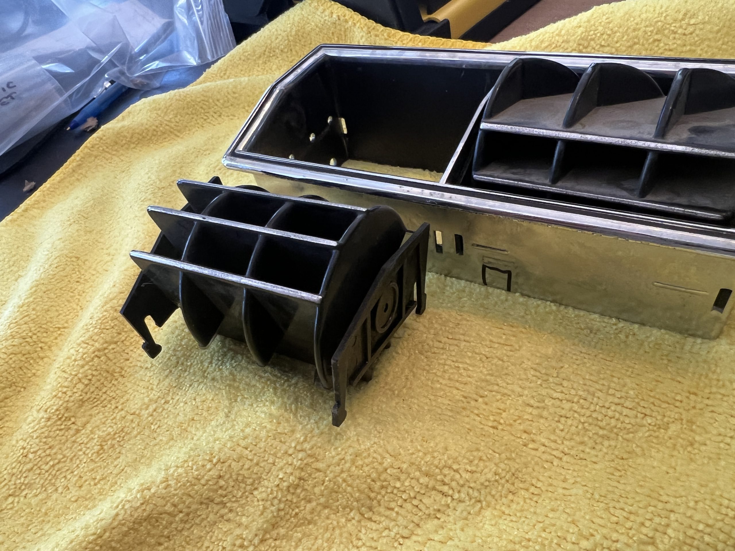 Center AC Heat Dash Vent (1969-1970 Mustang) - USED - Image 12