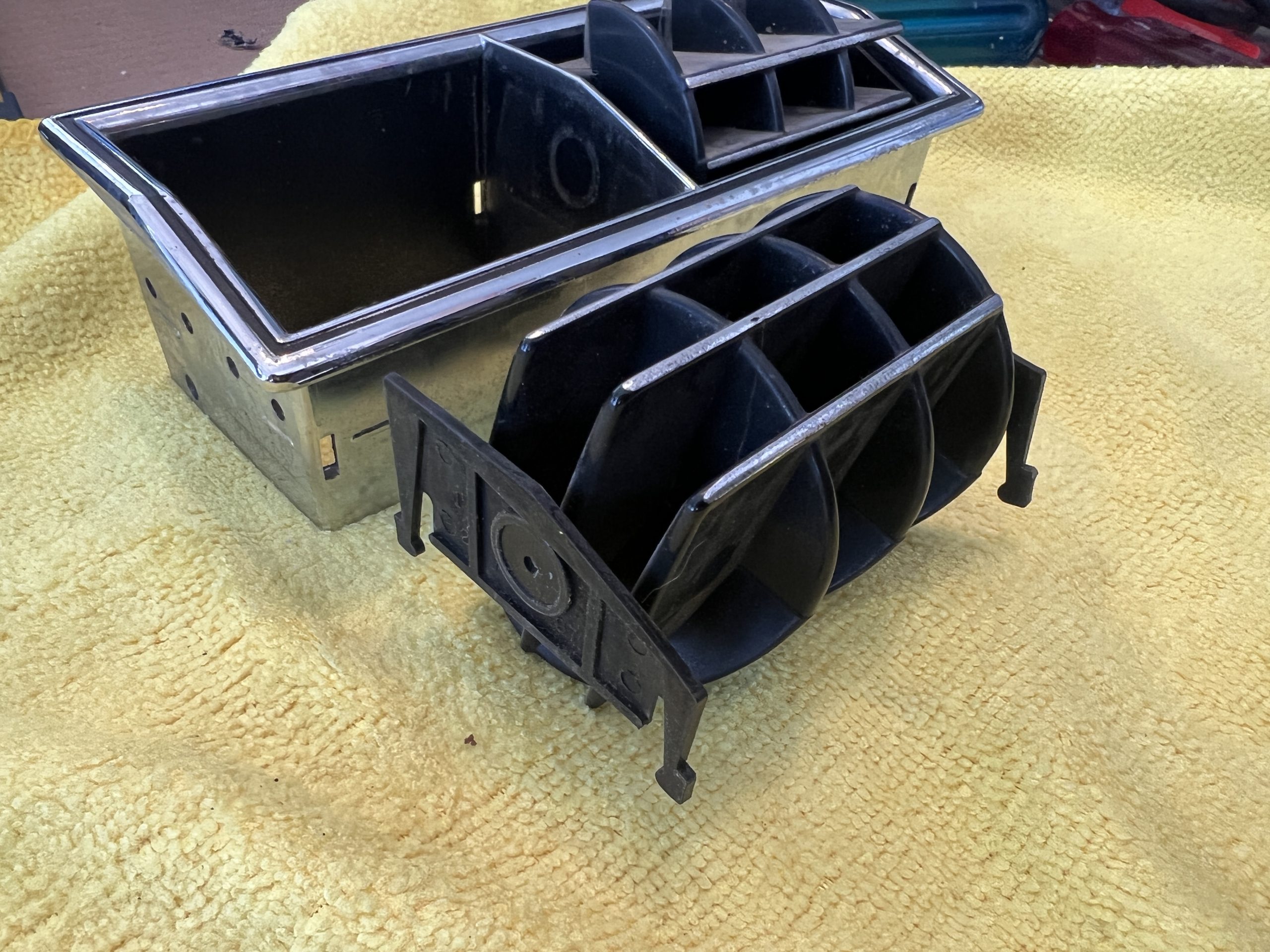 Center AC Heat Dash Vent (1969-1970 Mustang) - USED - Image 11