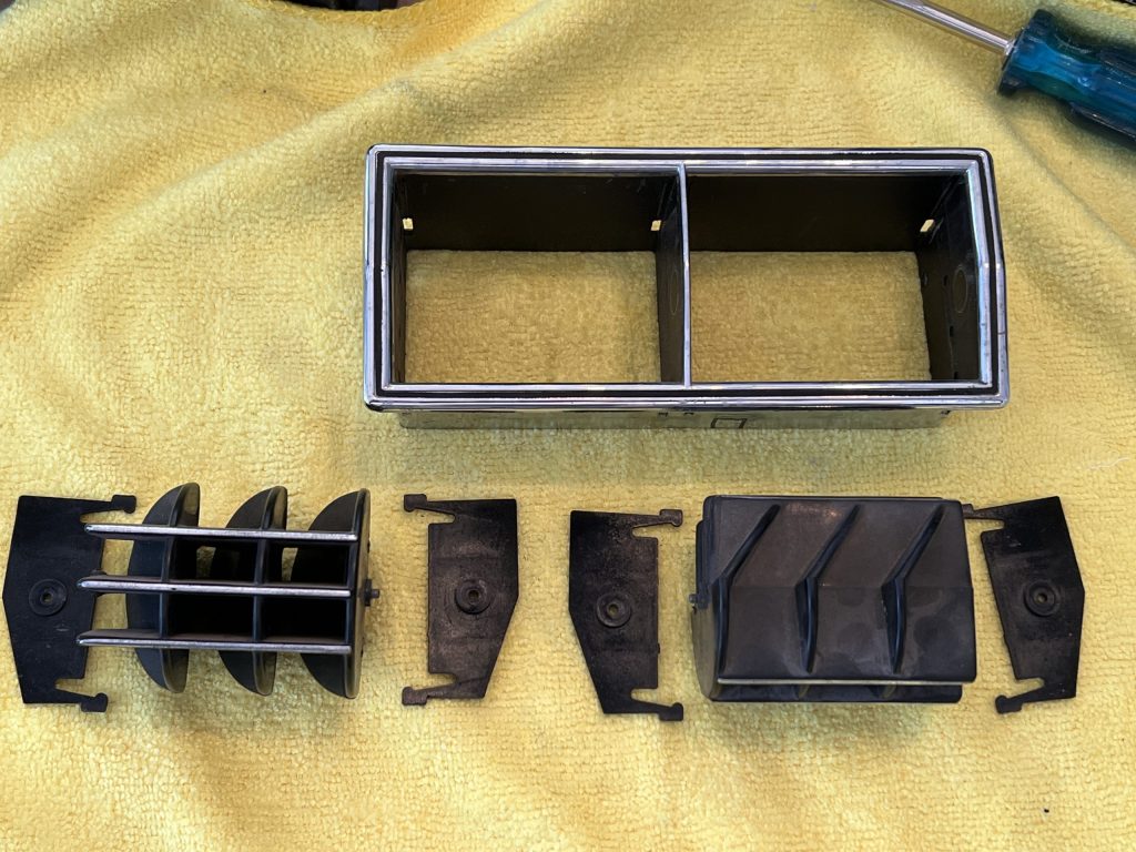 1969-1970 Mustang AC Heat Center Vent (USED)